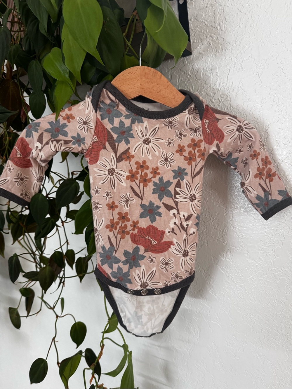 Copper Pearl Long-Sleeve Floral One-Piece Bodysuit - Pink Beige